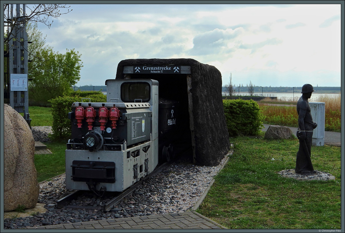 Direkt am Ufer des Goitzschesees erinnert eine Grubenlok der Bauform EL 9 an die Bergbau-Geschichte des ehemaligen Tagebaus. Die Akkulok war 1989 an die Elektroschmelze Zschornewitz ausgeliefert worden. (Bitterfeld, 23.04.2017)
