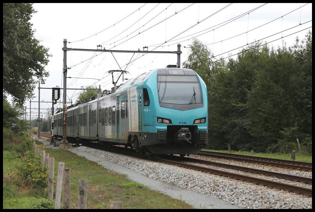 Direkt an der deutsch holländischen Grenze ist hier im niederländischen De Lutte der Eurobahn ET 4.04 am 3.9.2019 um 14.21 Uhr nach Hengelo unterwegs.