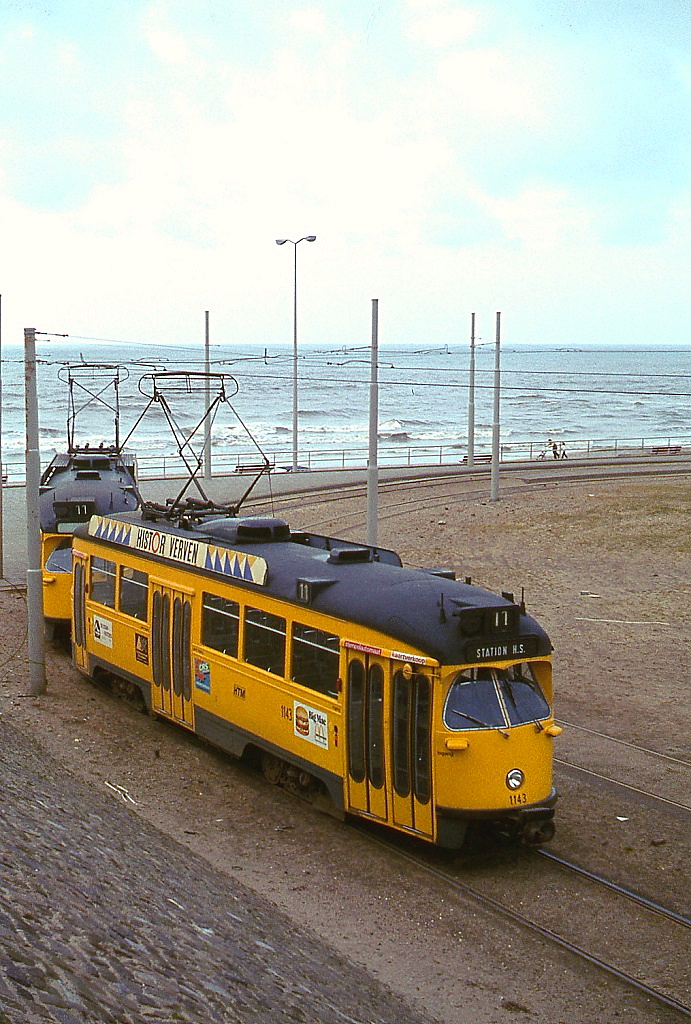 Direkt an der Nordsee liegt die Endhaltstelle Strandweg in Scheveningen, die der Tw 1143 und ein weiterer Tw im Februar 1980 verlassen