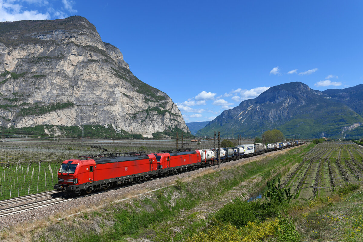 Direkt an der Provinzgrenze zwischen Südtirol und Trentino konnte ich am 27. April 2022 einen von 193 340 und 348 geführten KLV-Zug nach Verona Q.E. fotografieren. 
