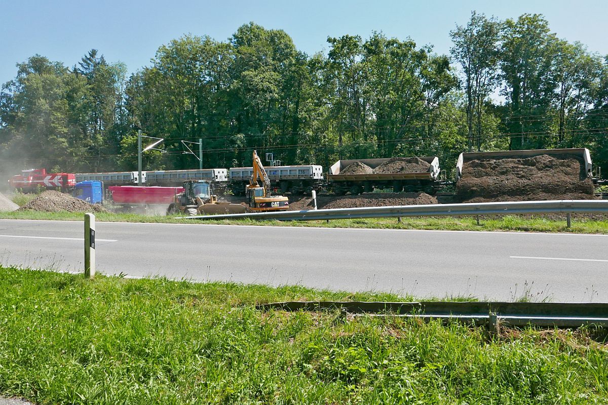 Direkt vom Gleis der Allgubahn werden bei Oberreitnau die in Bodolz befllten Schttgutkippwagen der Gattung Uas entleert (12.08.2020).