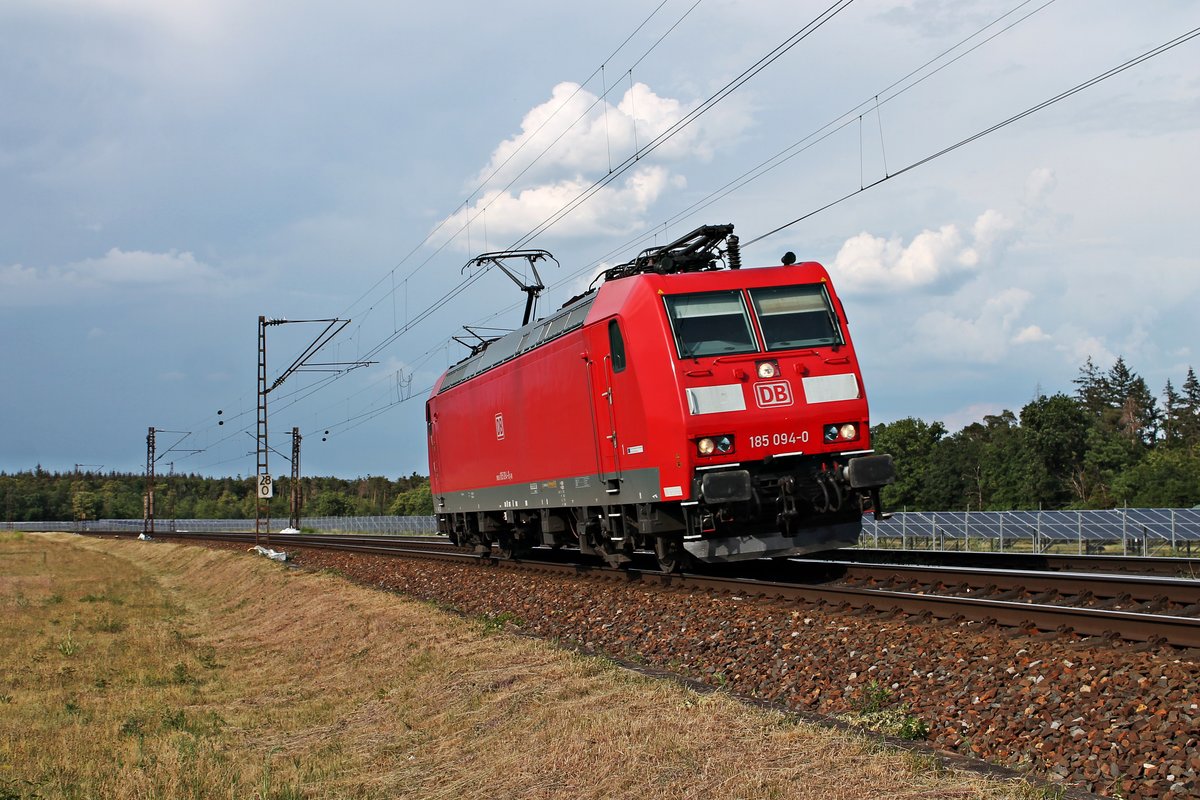 Direkt hinter der 185 131-0 fuhr am späten Nachmittag des 03.06.2020 auch die 185 094-0 als Lokzug T 67080 (Mannheim Rbf - Kehl) zwischen Neulußheim und Waghäusel über die KBS 700 (Rheinbahn) in Richtung Graben-Neudorf.