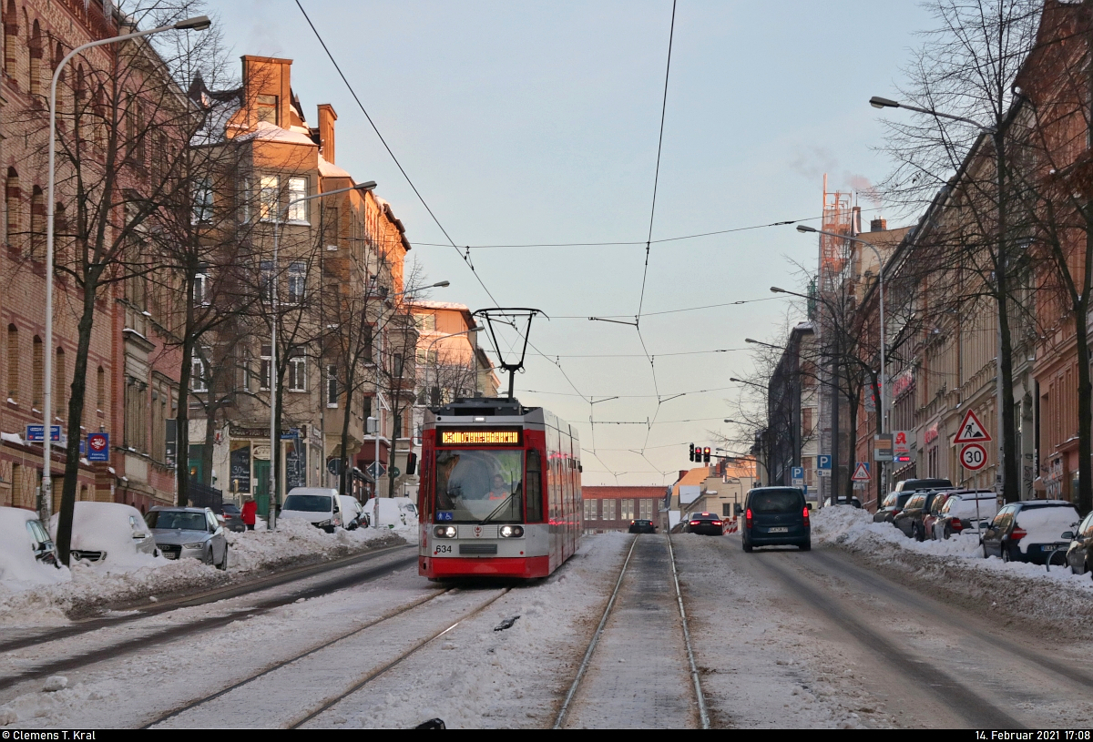 Direkt hinter den beiden Tatras folgt Duewag/Siemens MGT6D, Wagen 634, als  Dienstfahrt  auf der von Schnee und Eis befreiten Ludwig-Wucherer-Straße Richtung Reileck.

🧰 Hallesche Verkehrs-AG (HAVAG)
🕓 14.2.2021 | 17:08 Uhr