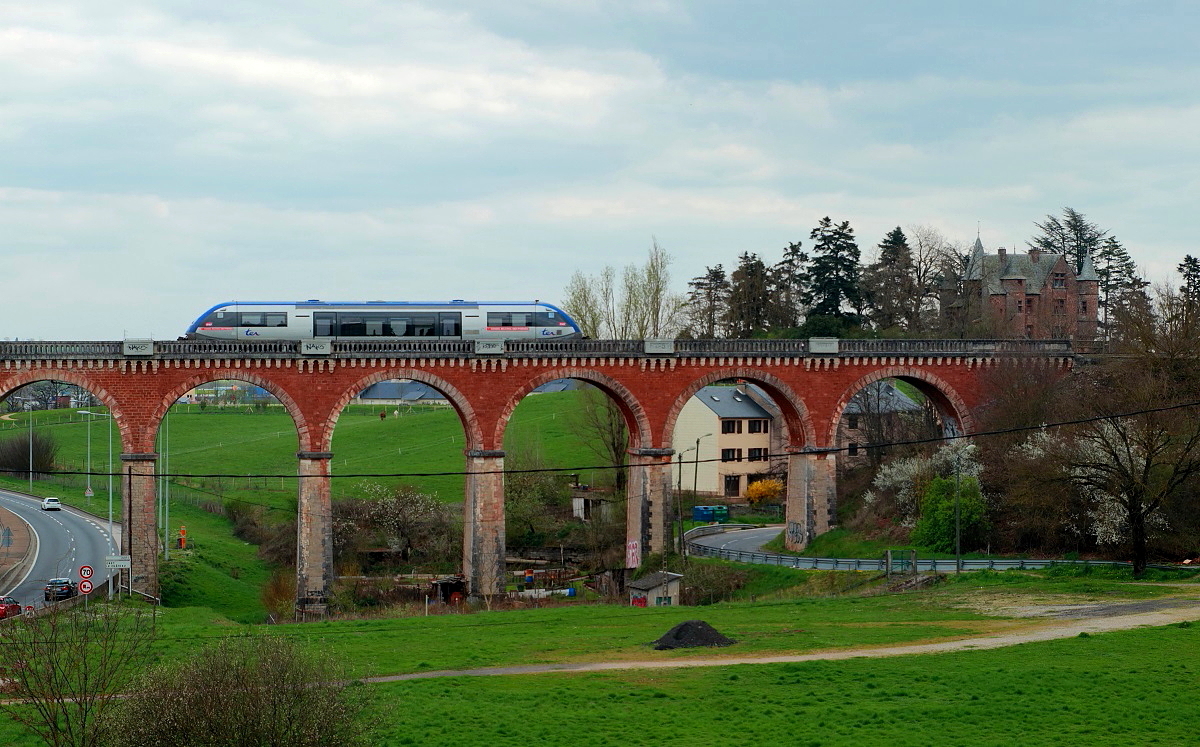 Direkt hinter dem Bahnhof Rodez führen die Strecken in Richtung Albi bzw. Figeac über einen Viadukt, den am 04.04.2017 ein X 73500 überquert