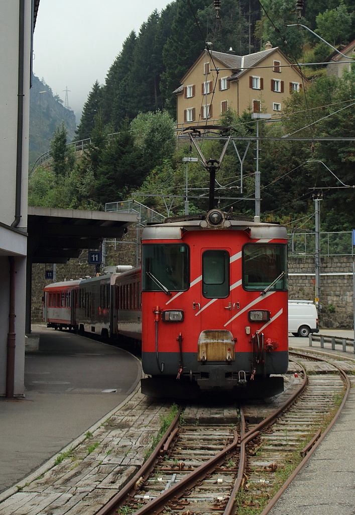 Direkt vor dem Bahnhofsgebäude von Göschenen liegt der Endpunkt der Schöllenenbahn, die heute zur Matterhorn-Gotthard-Bahn gehört. Am 16.09.2016 wartet ein Deh 4/4 II auf Fahrgäste nach Andermatt.