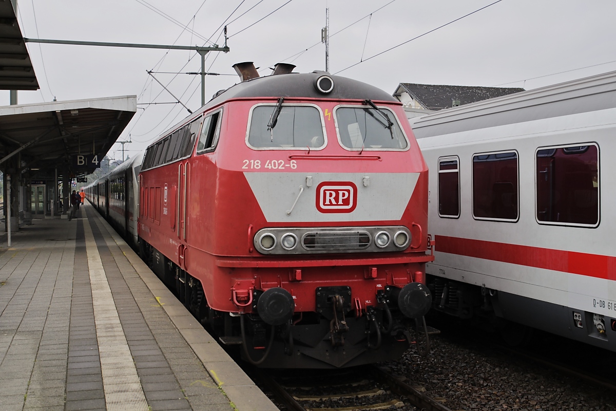 Direkt vor dem IC 2311 war am 11.07.2019 die 218 402-6 von Railsystems gekuppelt. Sie blieb im Gegensatz zu ihren beiden Schwesterlokomotiven zur Sicherung der Stromversorgung am Zug, bis sich die 101 an den Zugschluß gesetzt hatte.