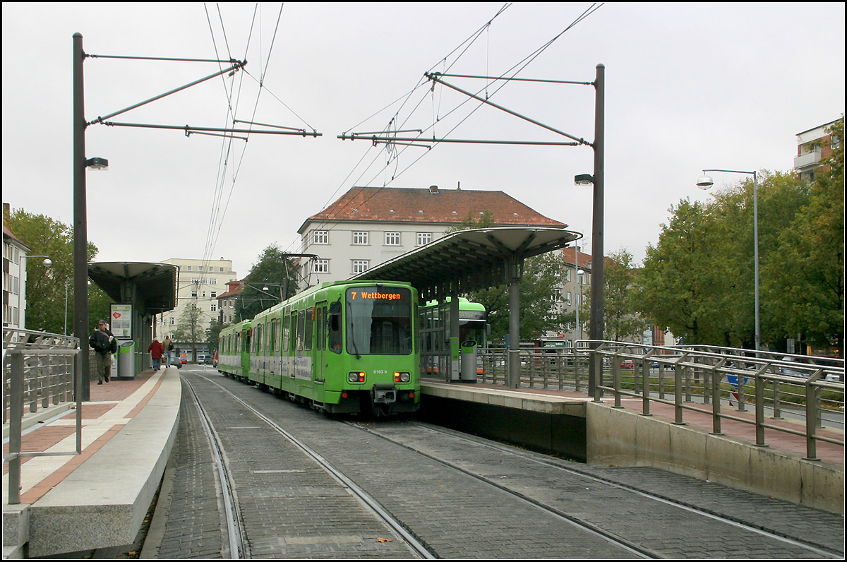 Direkter Übergang zum Bus - 

Haltestelle Vier Grenzen an den Stadtbahnlinien 3 und 7. Am Stadteinwärts-Bahnsteig besteht ein vorbildlicher Tür-zu-Tür Übergang von Bus zu Bahn. 

02.11.2006 (M)
