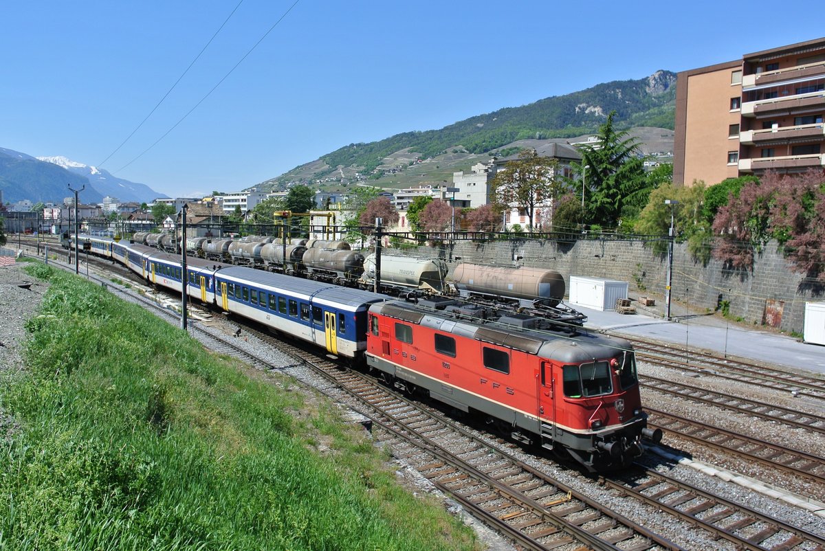 Dispo Lausanne als Ersatz IR 1815 bei Einfahrt in Sierre/Siders, wo der Zug Baustellen bedingt wendet und zurck als IR 31718 nach Genf Flughafen fhrt. Der Pendel besteht aus; Re 4/4 II 11200 | 420 200-8, 4 B EWI, 2 A EWI und Re 4/4 II 11161 | 420 161-2, 30.04.2017.