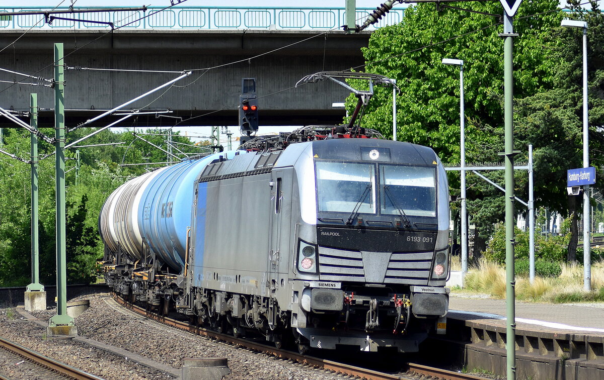 Dispo-Tf Rail GmbH, Berlin [D] mit der Railpool Vectron  6193 091  [NVR-Nummer: 91 80 6193 091-6 D-Rpool] und einem Kesselwagenzug am 22.05.23 Durchfahrt Bahnhof Hamburg-Harburg.