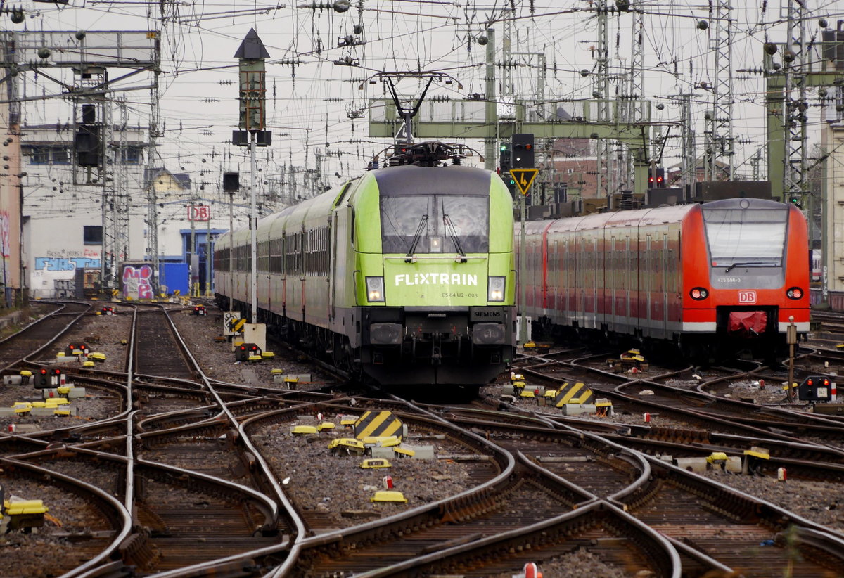 Dispolok 182 505 zieht den FlixTrain zur Fahrt nach Hamburg in den Kölner Hbf. Der Fahrweg liegt in Richtung Gleis 2. Die Zahl der dort wartenden Fahrgäste ist sehr überschaubar(8.4.18).