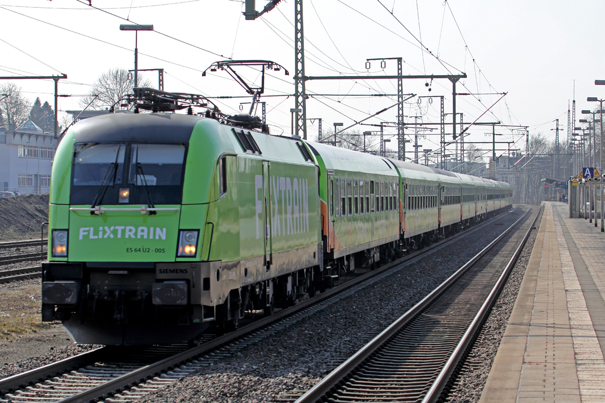 Dispolok ES 64 U2-005 (182 505) durchfährt mit dem Flixtrain Recklinghausen Hbf. 25.3.2018