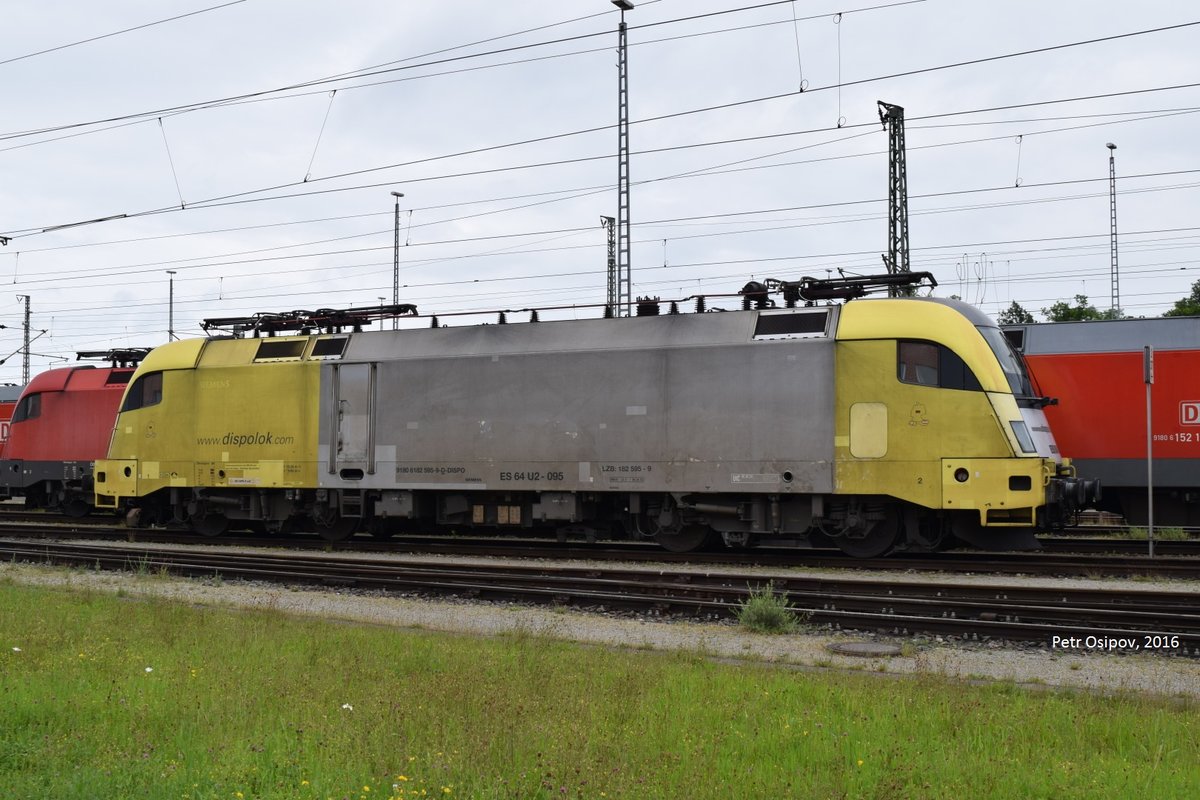 Dispolok ES 64 U2-095 am Sonntag, den 12.06.2016 wartet auf Einsatz in Rangierbahnhof München Nord zusammen mit mehreren Dutzend anderen Loks. Die könnte eine Waschanlage gut gebrauchen!