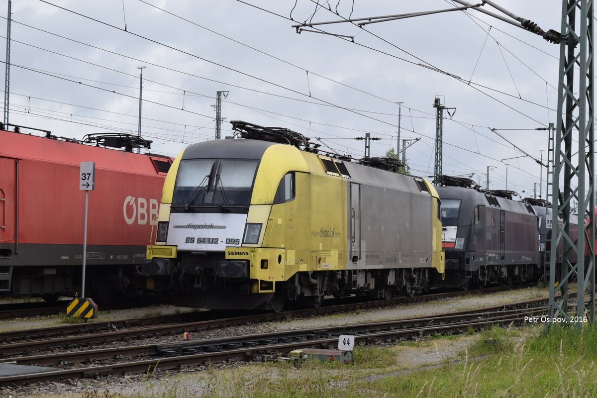 Dispolok ES 64 U2-095 am Sonntag, den 12.06.2016 wartet auf Einsatz in Rangierbahnhof München Nord zusammen mit mehreren Dutzend anderen Loks. 