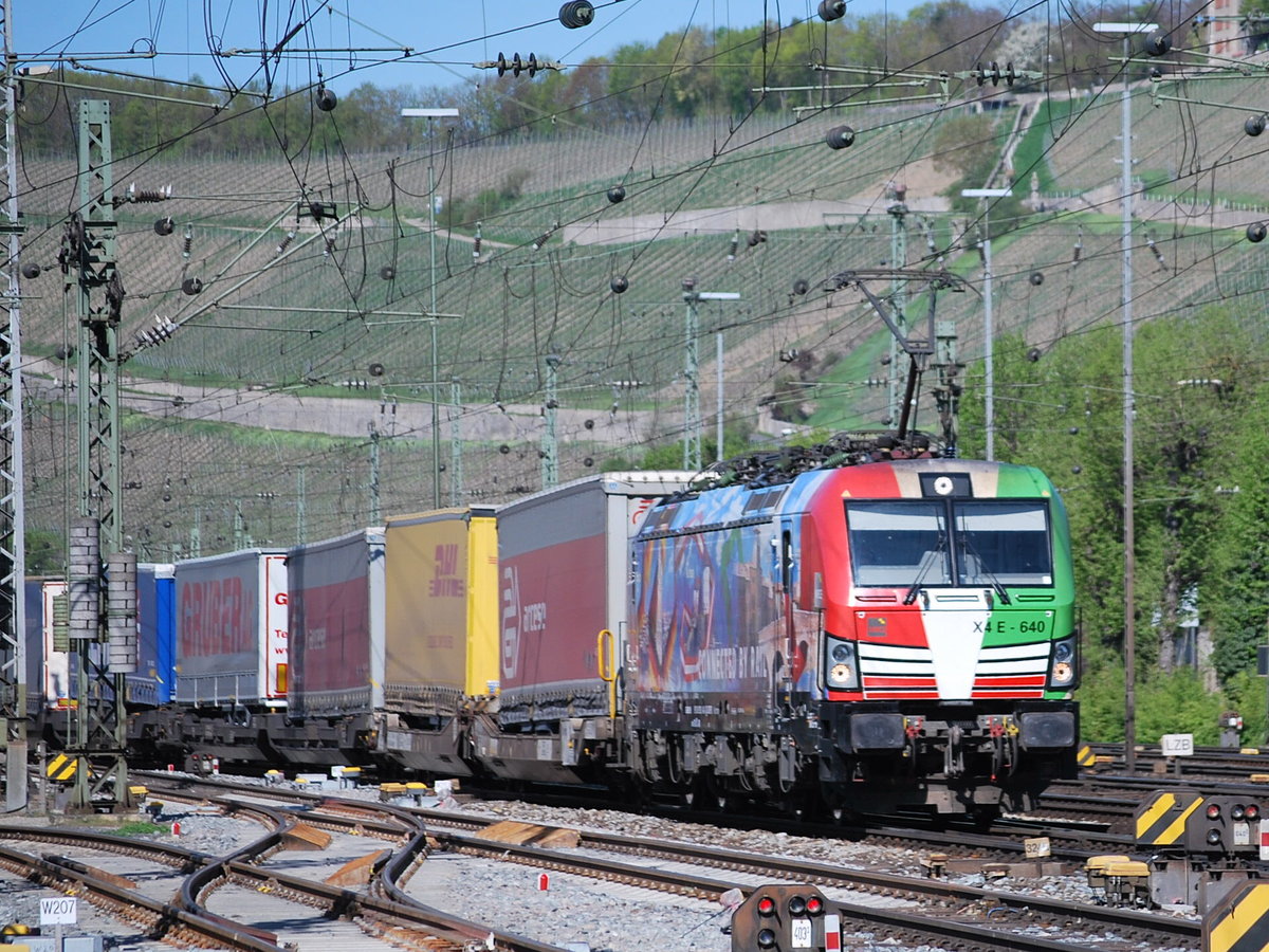 Dispolok der MRCE (Vectron) zieht einen Containerzug in den Würzburger Hbf. 19. April 2019.