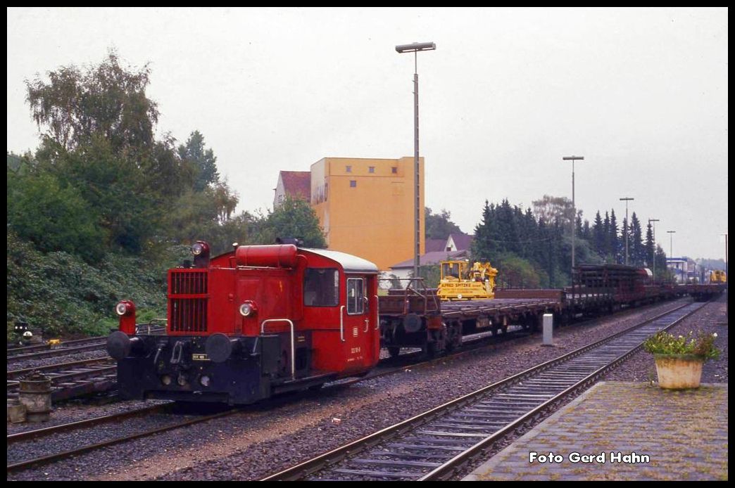 Dissen / Bad Rothenfelde: Am 9.10.1989 war Köf II 323181 mit einem Bauzug im damals noch mehrgleisigen Bahnhof.