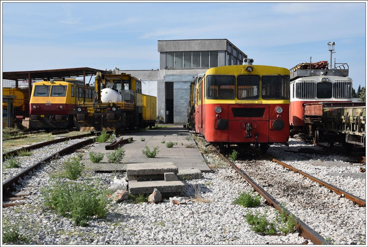 Diverse Bahndienstfahrzeuge vom Depot Podgorica. Aufnahme ab öffentlichem Fussweg. (03.08.2016)