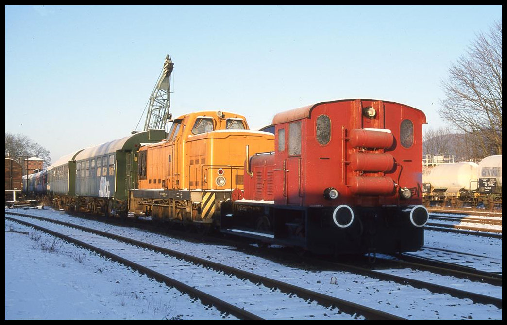 Diverse Diesellokomotiven und Wagen der Dampfeisenbahn Weserbergland e. V. standen am 9.1.2003 im Bahnhof Rinteln.