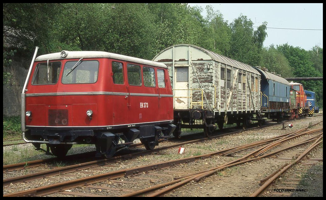 Diverse Fahrzeuge der Osnabrücker Dampflokfreunde am 10.5.1997 auf dem Gelände am Piesberg in Osnabrück. Der Bereisungswagen EH 373 wurde inzwischen abgegeben und gehört nicht mehr zum Bestand der ODF.