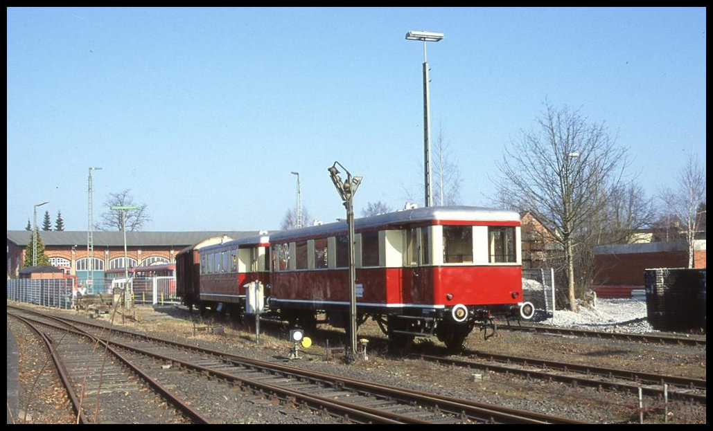 Diverse Museums Fahrzeuge standen am 21.2.2003 im alten BW im Bahnhof Rahden in Westfalen. Einst war es Außenstelle der Museums Bahn Minden. Danach übernahm die Museumsbahn Rahden Uchte den Standort.
