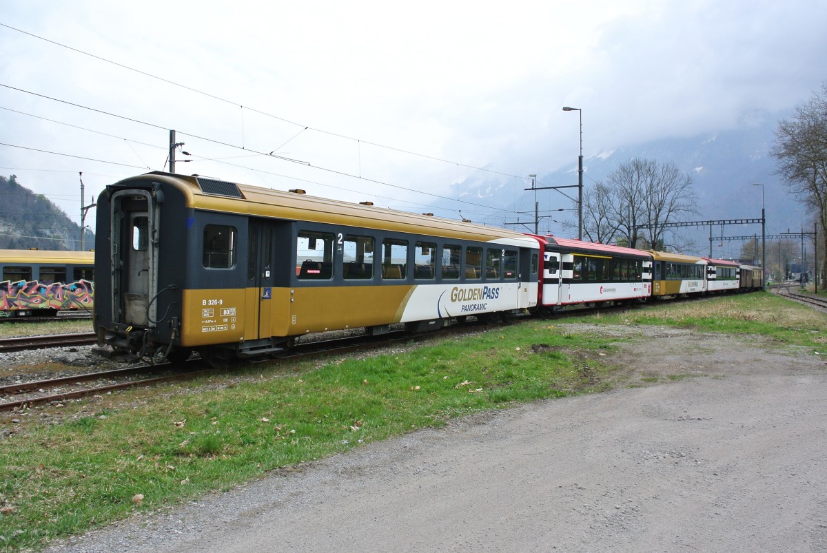Diverse berzhlige und ausrangierte Personenwagen der Zentralbahn und der BOB in Interlaken. Im einzelnen sind es: ZB GP B 326-9, ZB AB 433-2, ZB GP BD 354-4, ZB A 214-0, BOB D 515 und BOB D 532, 05.04.2014.

