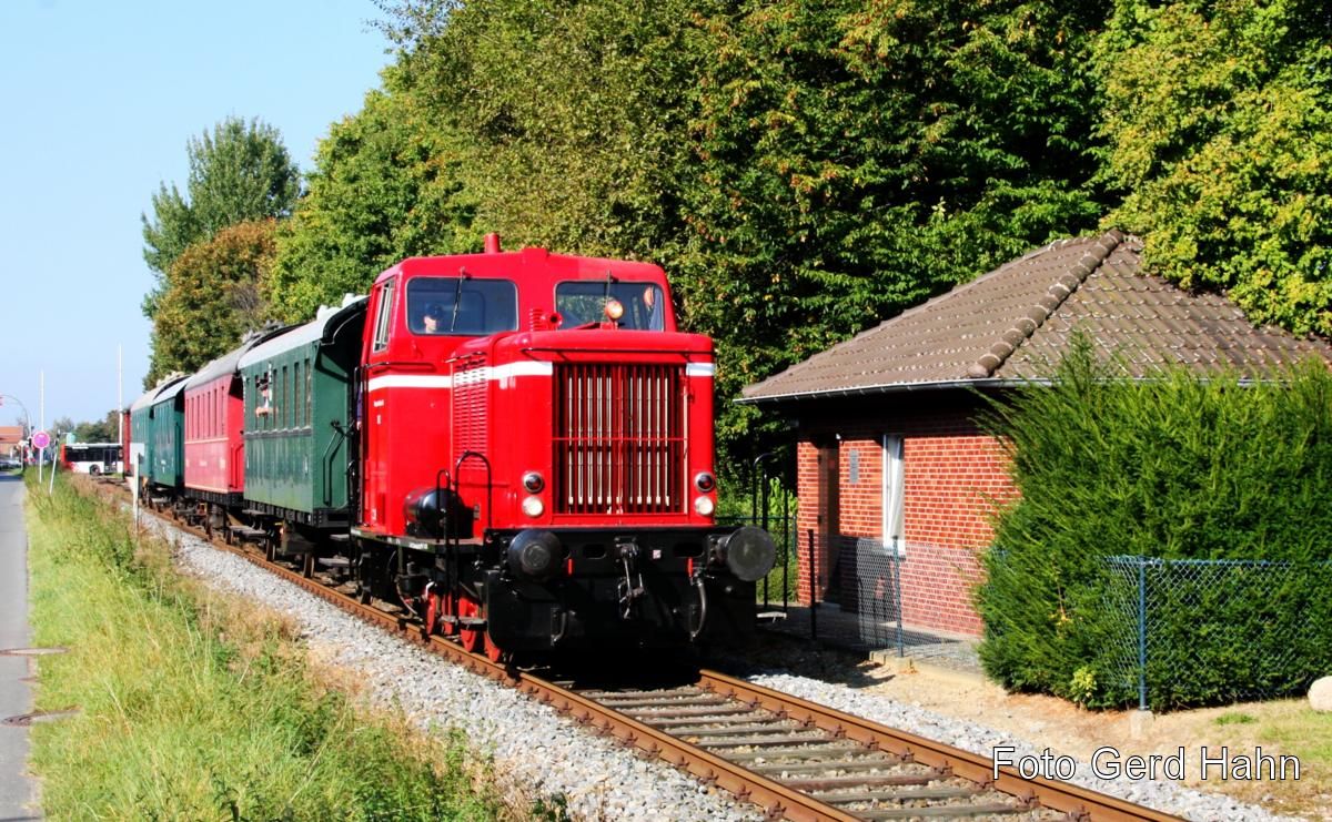 DL 2, eine MAK der ehemaligen Wittlager Kreisbahn, war am 3.10.2014 Zuglok für den MEM Museumszug zwischen Bohmte und Preußisch Oldendorf. Hier ist der Zug gerade in Bad Essen in Richtung Preußisch Oldendorf unterwegs.