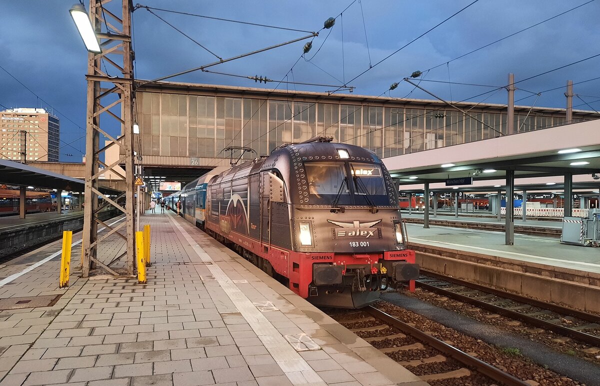 DLB 183 001 mit dem ALX 79867 nach Schwandorf, am 30.07.2021 in München Hbf.
