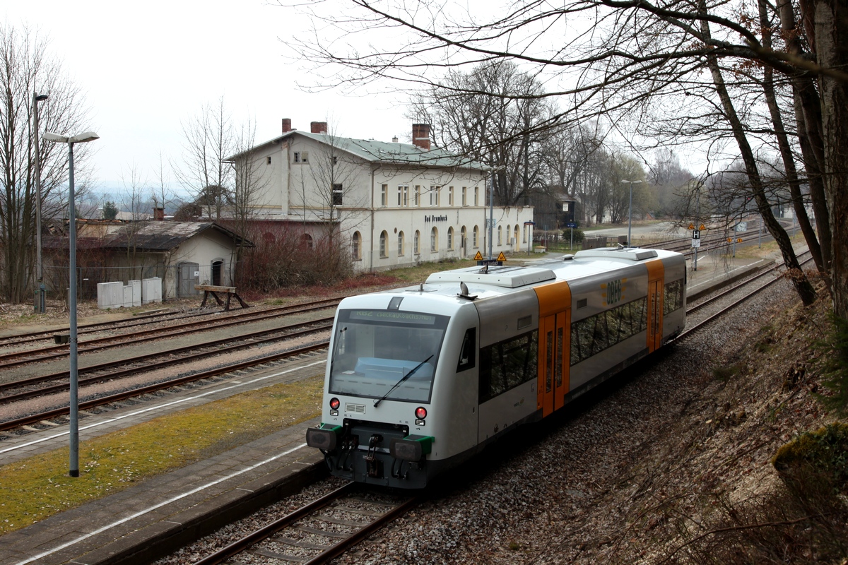 DLB 650 066 wartet am 03.04.2020 im Bf Bad Brambach. Er kam als 20981 aus Zwickau, darf wegen der Grenzschließung Tschechiens nicht weiter fahren bis Cheb und wartet hier auf die Abfahrtszeit als 20984 nach Zwickau.
Die Kategorie Vogtlandbahn paßt aber seit 2016 nicht mehr, es handelt sich jetzt um das Vogtlandnetz der Die Länderbahn, welches weiterhin unter dem Markennamen Vogtlandbahn verkehrt.