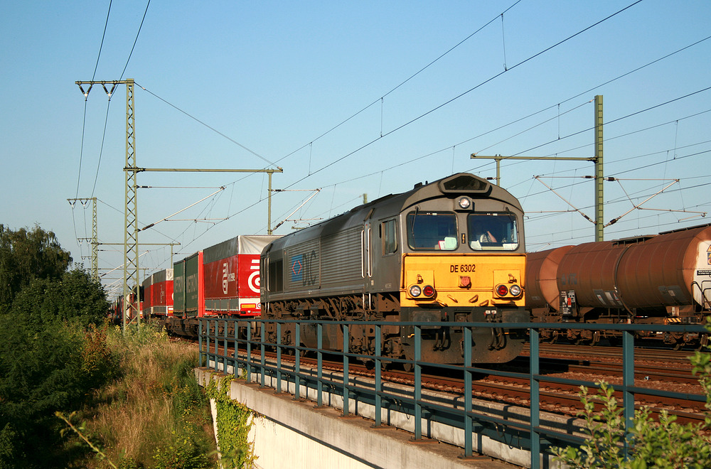 DLC DE 6302 mit Arcese-KLV-Zug am 1. Juli 2008 im Güterbahnhof Köln-Ehrenfeld.
Mittlerweile ist diese Fotostelle leider zugewachsen.