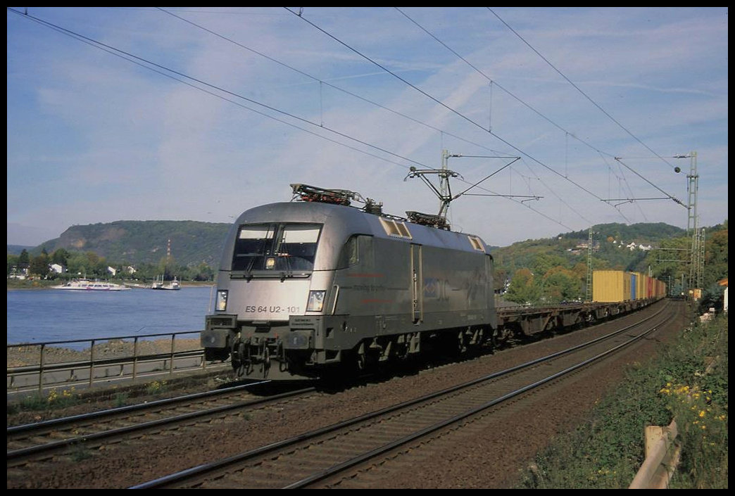 DLC Taurus ES64U2-101 ist hier am 14.10.2003 um 11.30 Uhr bei Linz am Rhein mit einem Güterzug in Richtung Süden unterwegs.