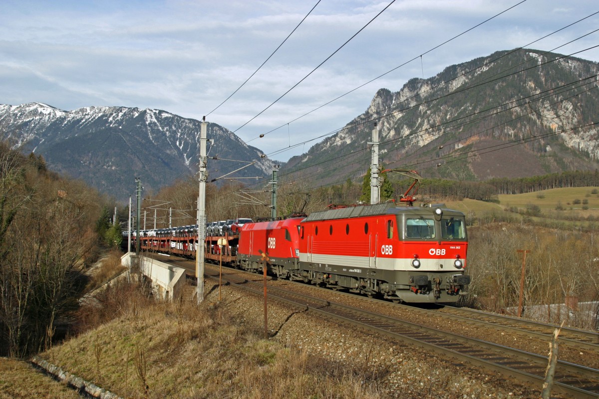 Dle neu HG ausgebesserte 1144.262 fährt mit einer 1116 und G-49413 am 27.1.16 über den Payerbachgraben-Viadukt.