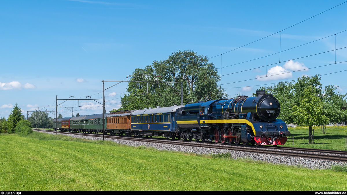 DLM 52 8055 mit Sonderzug Winterthur - Romanshorn am 21. Mai 2017 kurz vor Amriswil.