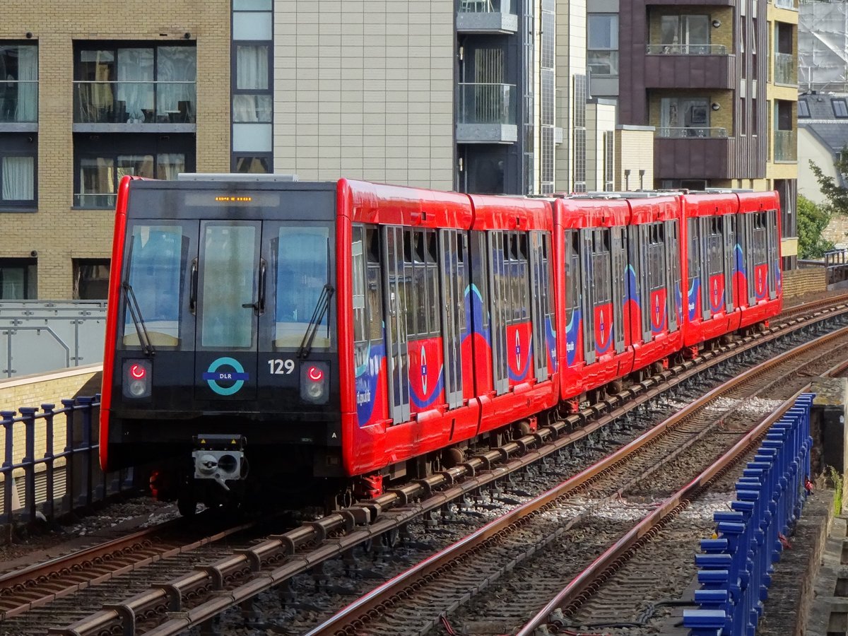 DLR nach Beckton verlässt den Bahnhof Limehouse, 13.10.2018.