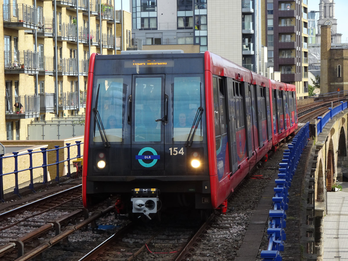 DLR nach Tower Gateway im Bahnhof Limehouse, 13.10.2018.
