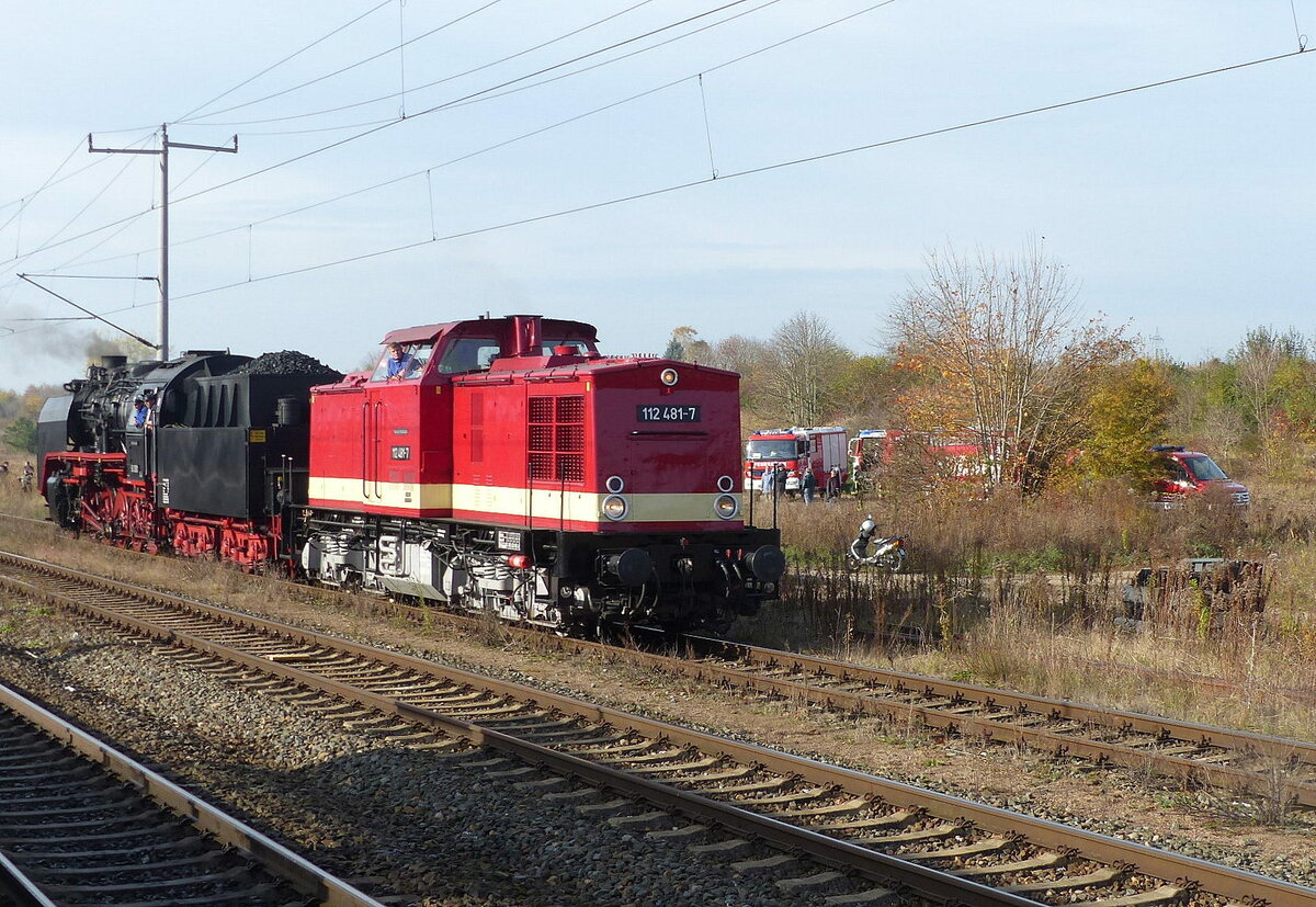 DLW 50 3501 + MaS 112 481-7 setzen am 30.10.2021 in Neudietendorf an den Zugschluss des D 79648 nach Eisenach über Meiningen. Zuvor kam der Sonderzug aus Hamburg-Harburg.