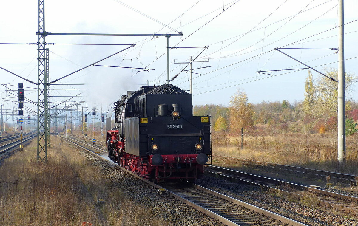 DLW 50 3501 als Tfzf aus Meiningen, am 30.10.2021 in Neudietendorf. Sie wird am Zugende den D 79648 nach Eisenach bis Meiningen unterstützen.
