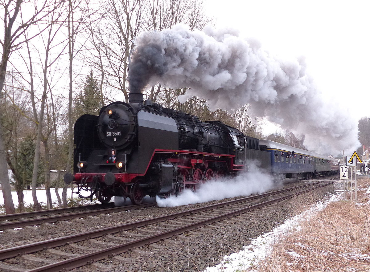 DLW 50 3501 mit dem DPE 23059  Schneeflocke  von Arnstadt Hbf nach Stuttgart Hbf, am 10.02.2018 in Arnstadt Süd.