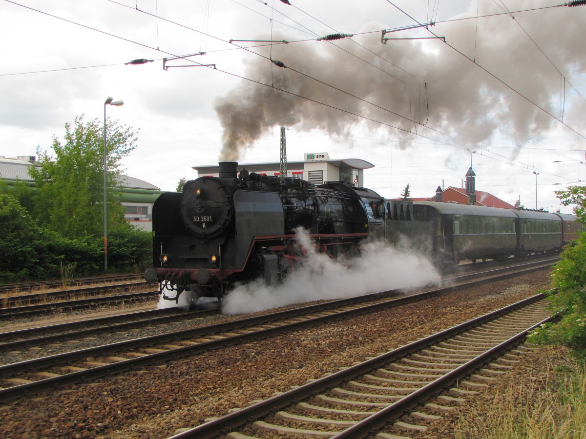 DLW 50 3501 mit einem Sonderzug nach Meiningen, am 20.06.2015 bei der Ausfahrt in Erfurt Ost. Der Sonderzug verkehrte zum Krämerbrückenfest nach Erfurt. 