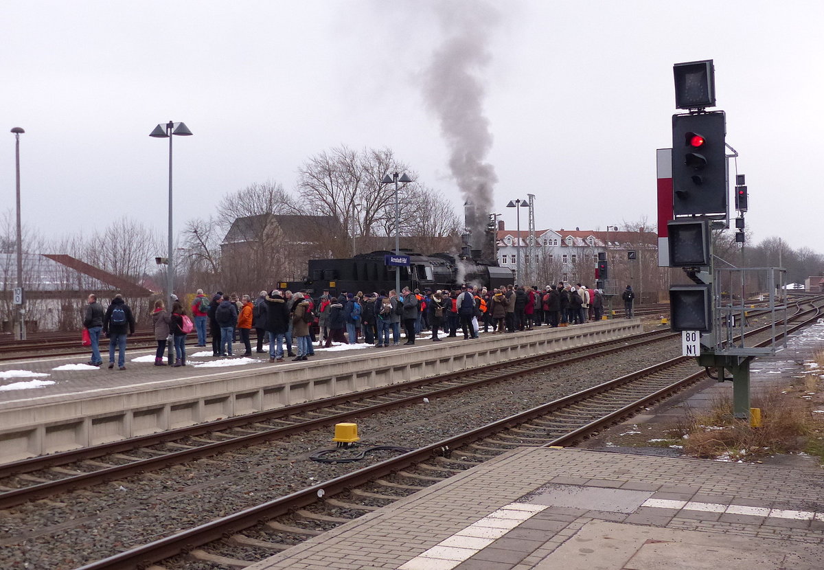 DLW 50 3501 wartet am 10.02.2018 in Arnstadt Hbf auf den Wagenpark des DPE 23059  Schneeflocke  nach Stuttgart Hbf.
