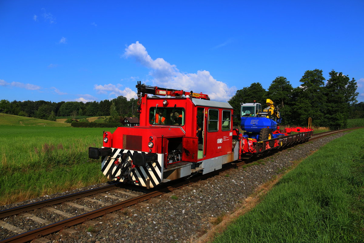DM 100.1 bewegt sich als Nebenfahrt am gestrigen Morgen mit einem umgebauten Saadkms der es ermöglicht mit allen möglich Baufahrzeugen auf Schiene zu kommen. An diesem Tag ist es wieder einmal eine  Spinne  auf die wohl in der Wieser Gegend Arbeit wartet. Einen Gruß an das Nette KL Personal. 7.Juli 2016