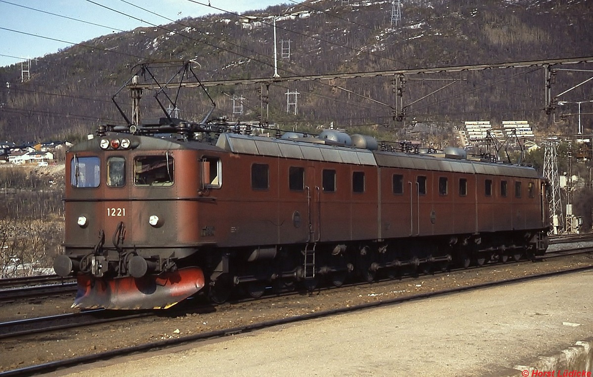 Dm 1221 + Dm3 1240 + Dm 1222 im Mai 1988 im Bahnhof Narvik/Norwegen. Die Nummern der Dm3 und der hinteren Dm habe ich mir leider nicht notiert, die Angaben sind aus dem Verzeichnis  Svenska Lok och Motorvagnar  (Stand 01.01.1986) bernommen. Im Allgemeinen wurde die Zusammenstellung der Lokomotiven aber nicht gendert. Mit einer Lnge von 35,25 m und einer Leistung von 6x1.200 kW wirklich imponierende Erscheinungen.