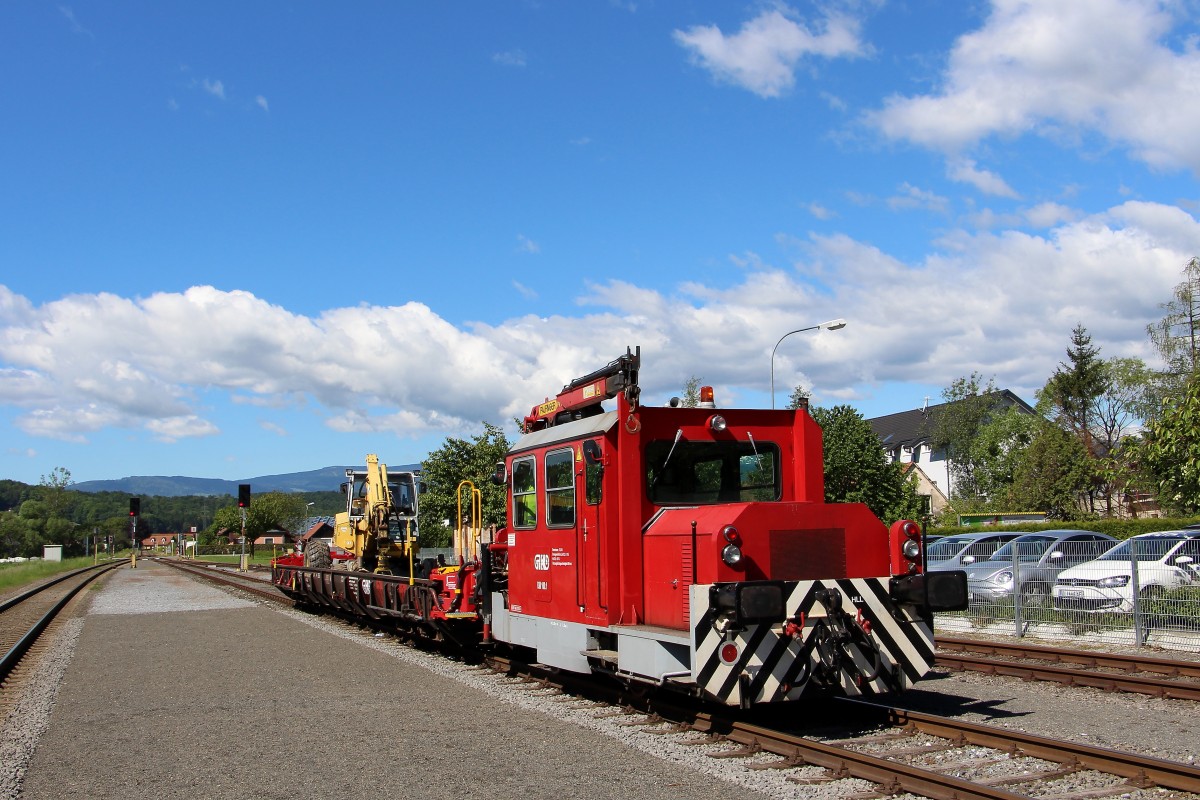 DM100.1 mit Ihrem neuen Saad-kms ( Ex rollende Landstrasse ) beladen mit einem Menzi Muck  in Groß Sankt Florian am 8.Mai 2014