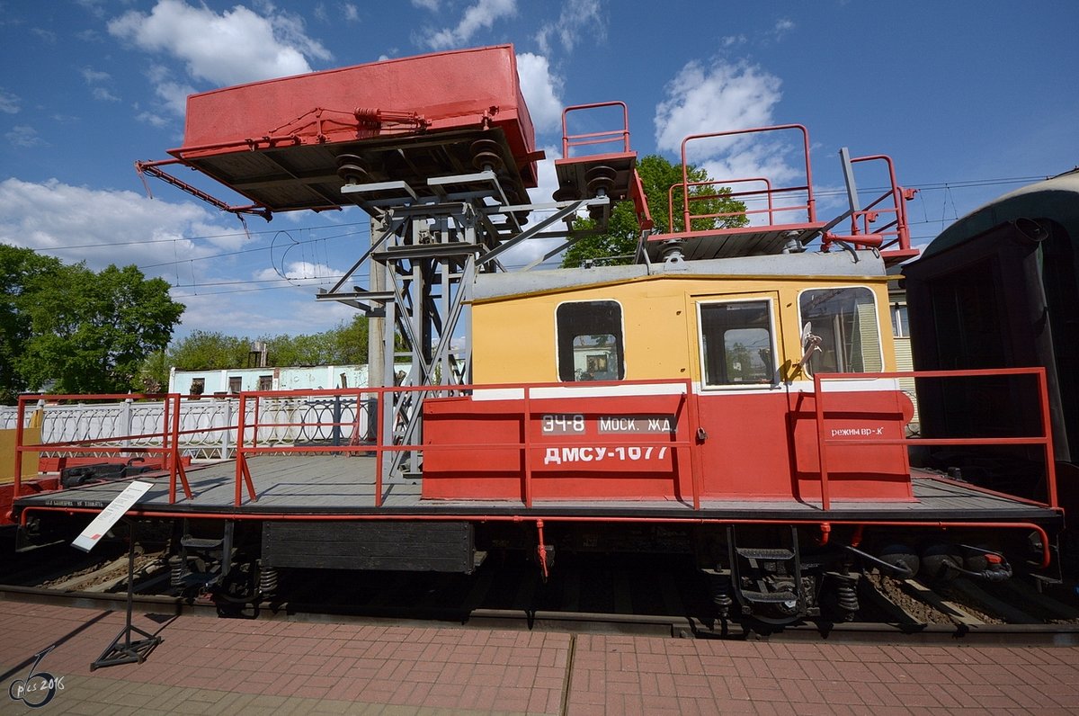 DMCY-10771 - eine Hubbühne - ausgestellt im Eisenbahnmuseum am Rigaer Bahnhof von Moskau (Mai 2016)
