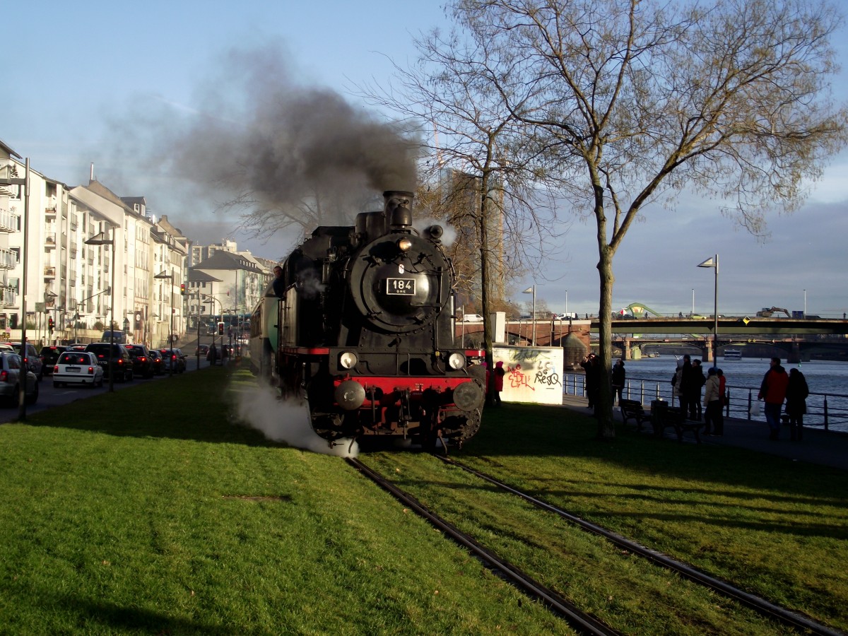 DME 184 aus Darmstadt fuhr als Gastlokomotive in Frankfurt auf der Hafenbahn am 15.12.13  

