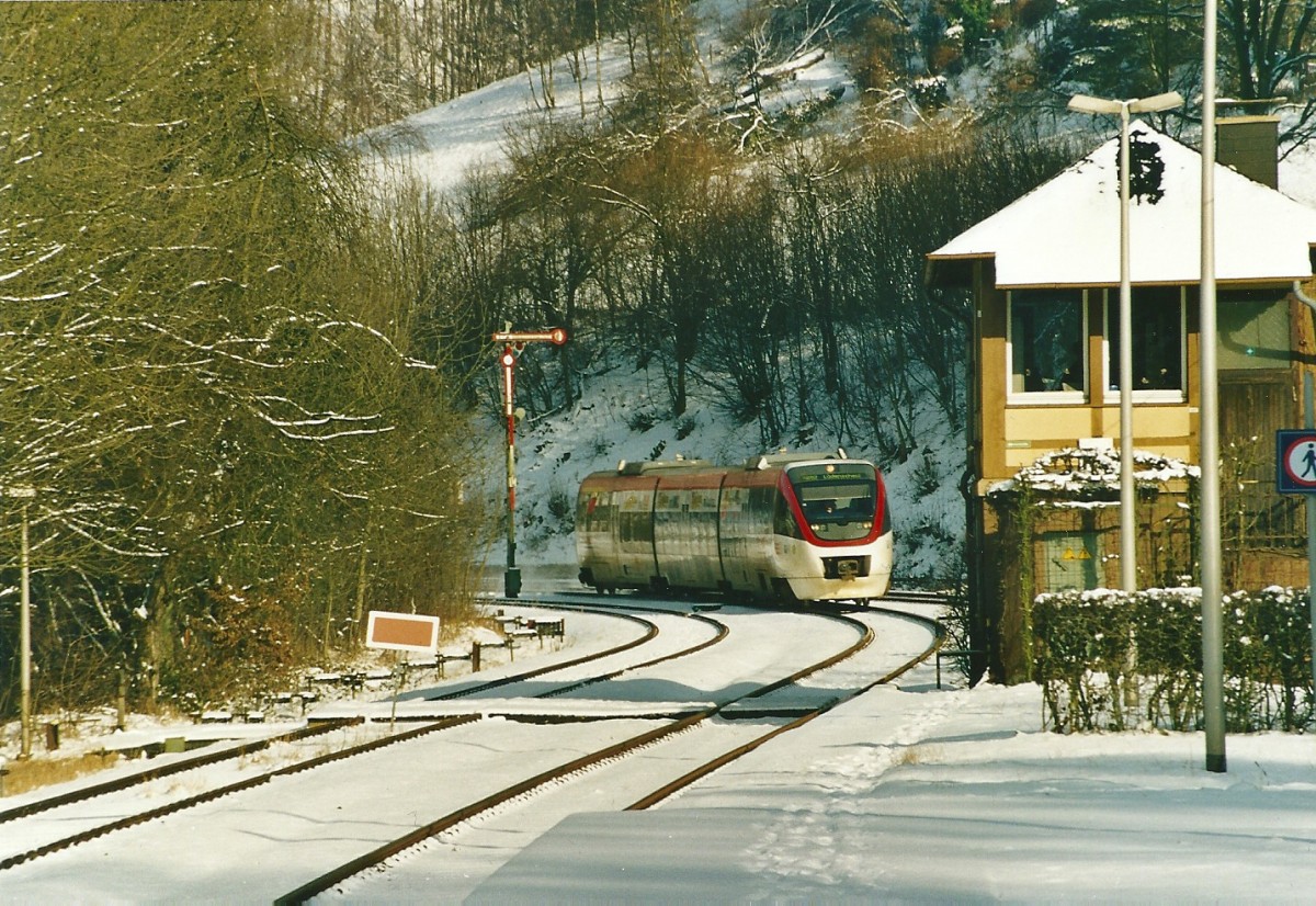 DME-VT 01.103 fhrt in den Kreuzungsbahnhof Rummenohl ein (RB 52 Dortmund - Ldenscheid, 31.1.2003).