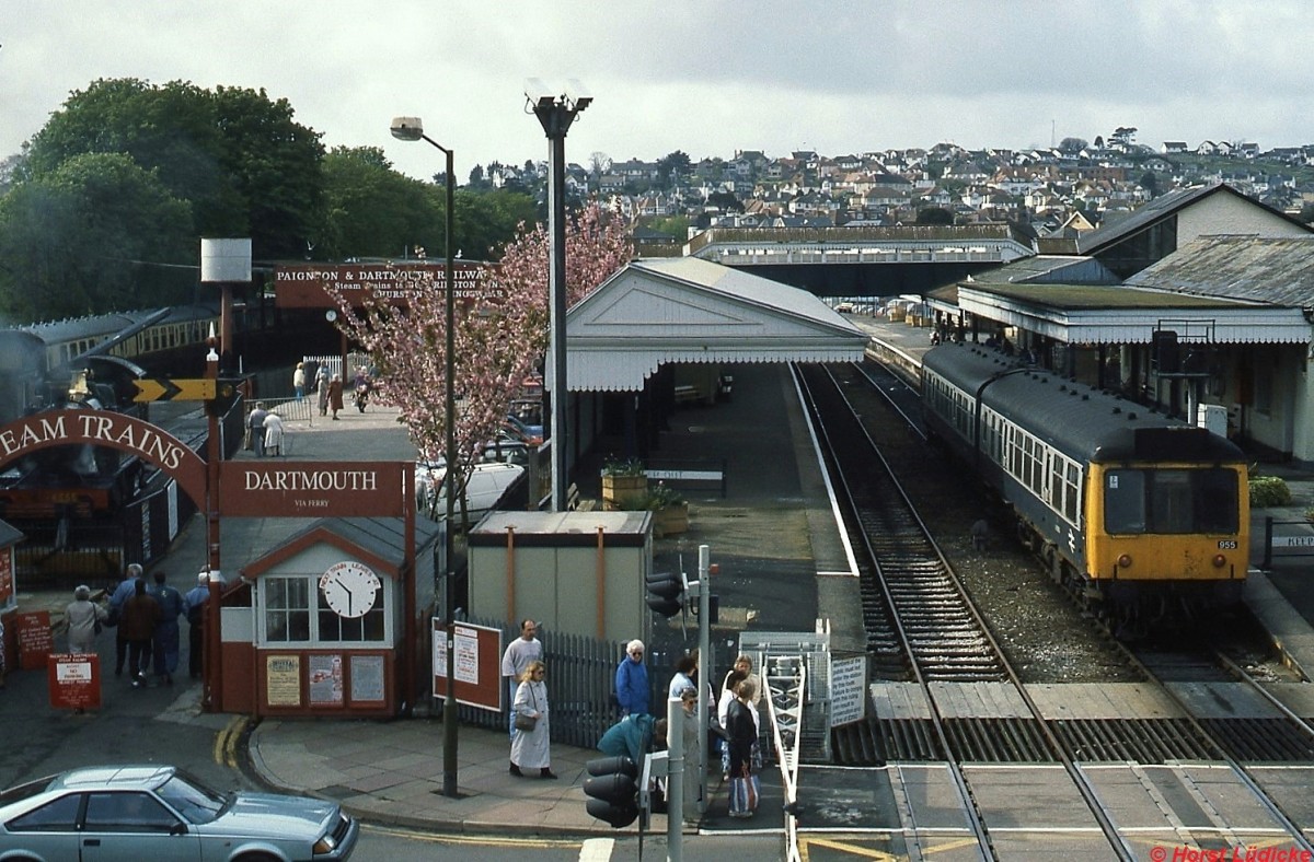 DMU (Diesel Multiple Unit) Class 108 955 fhrt im April 1992 in Paignton ein. Links daneben beginnen die Zge der Paignton & Dartmouth-Railways, die die Strecke von British Rail bernahm. Im Sommer verkehren auf dieser Museumsbahn mehrere Dampfzge tglich.