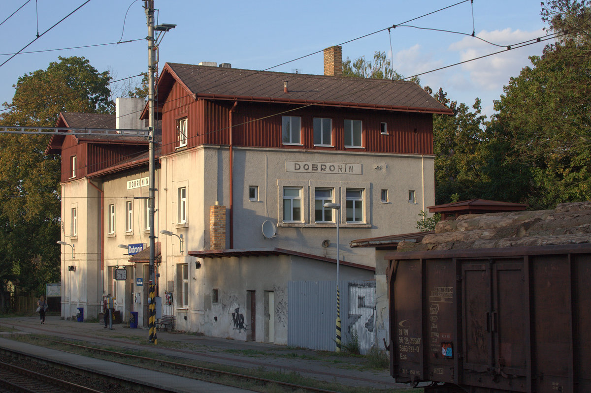 Dobonin, an der Strecke Havlíčkův Brod - Jihlava, ein typisches tschechisches EG.
21.09.2018 17:43 Uhr.