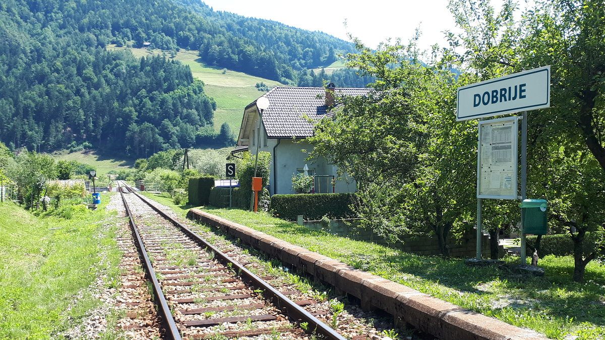 Dobrije (bis 1918 Dobriach) an der Strecke Bleiburg - Maribor [18.07.2017]
(Aufnahme aus stirnseitigem Fenster des letzten Waggon)