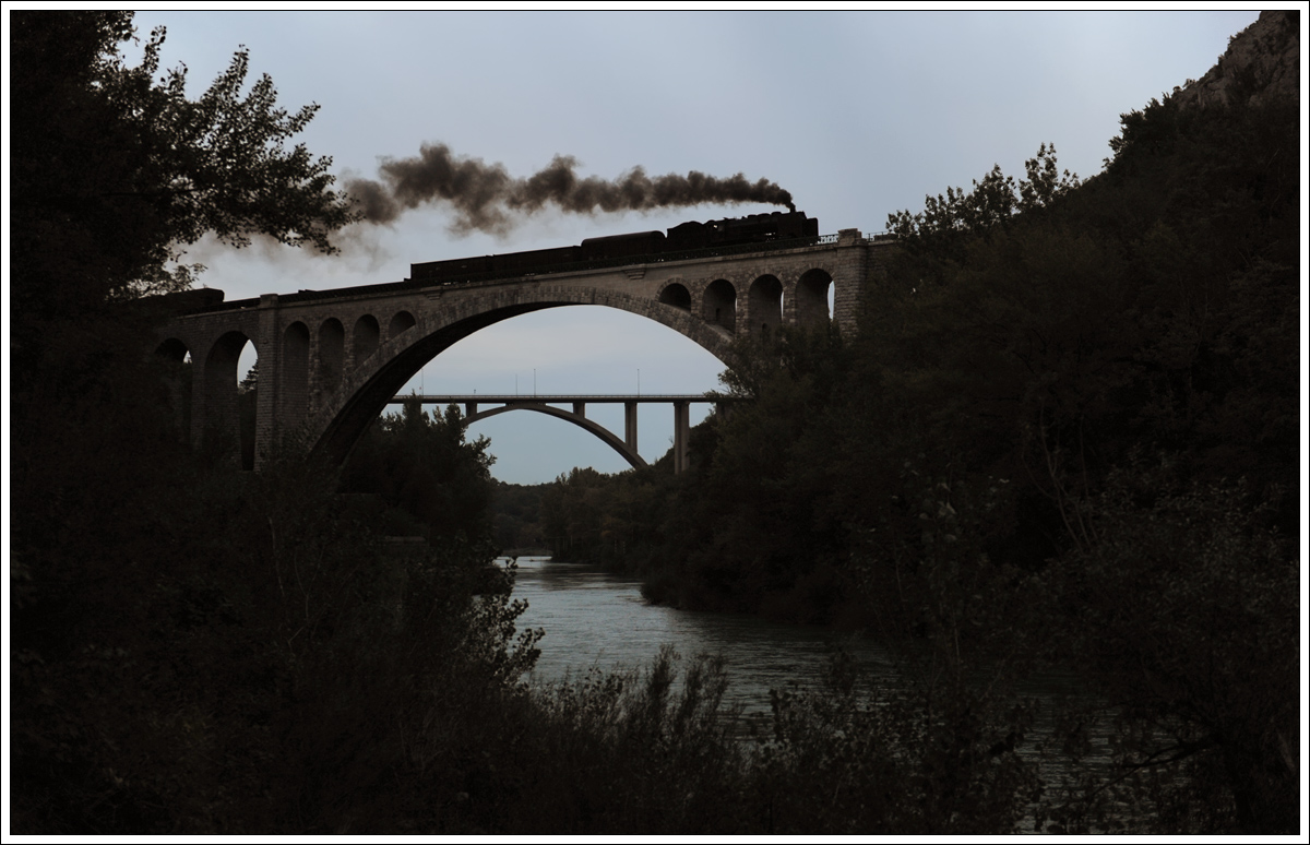 Dobro jutro Solkan. Echt langweilig, ganz alleine auf einer Fotostelle 20 Minuten auf einen Zug zu warten. Salcanobrücke (Solkanski most) am 10.10.2015 um 7:15. Auf der Brücke: 06-018 mit ihrem 17032 von Nova Gorica nach Jesenice.
