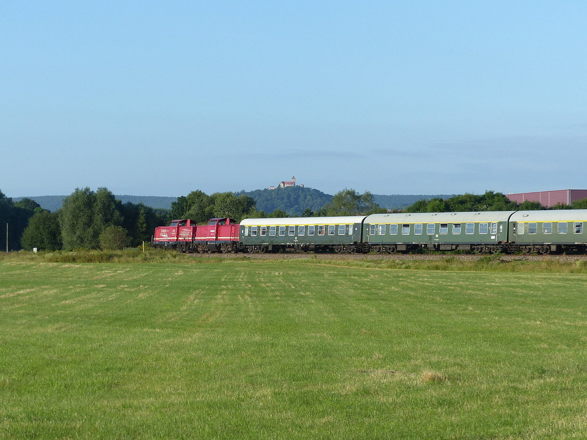 Doch am Zugschluss des DPE 20061 (Arnstadt Hbf - Bergen auf Rügen) schoben die beiden Rennsteigbahn Loks 212 297-7  Caro  + 213 334  Marion  den  Störtebeker-Express  von Arnstadt Hbf bis Erfurt Hbf. Bei Apfelstädt am 29.04.2017.