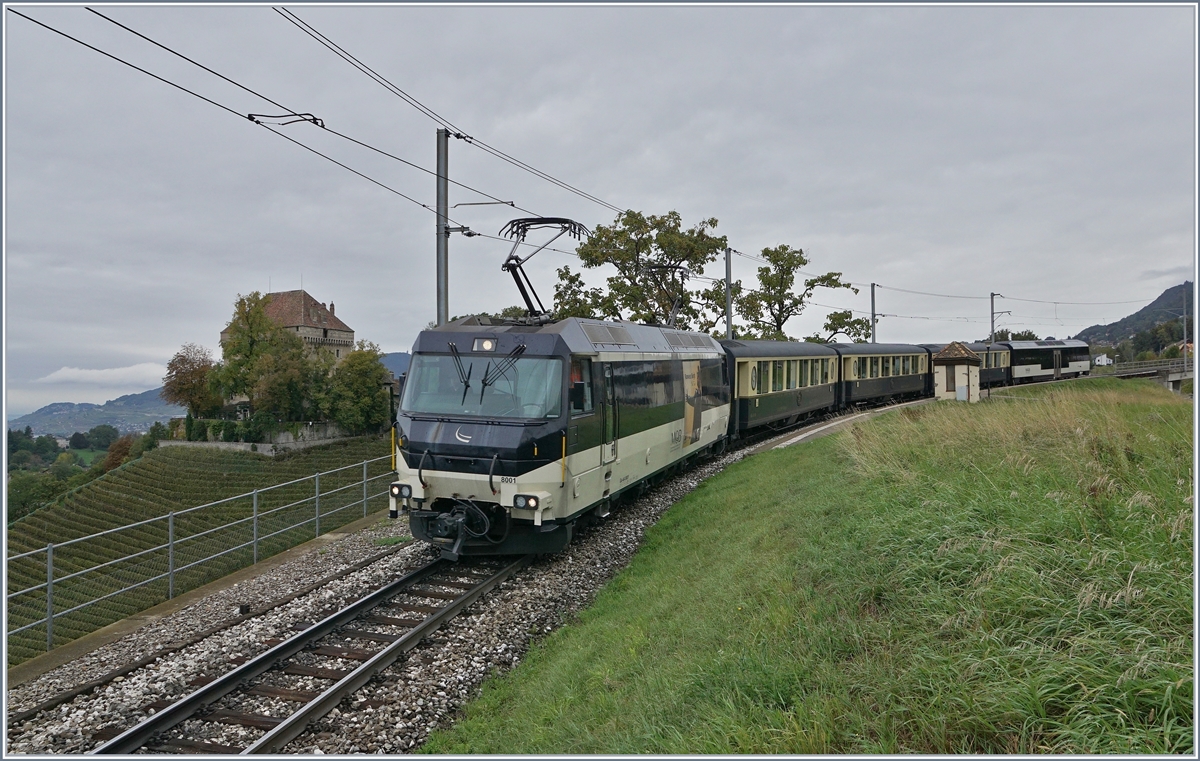 Doch es war nicht der ABDe 8/8 der mich bei dem garstigen Wetter zum Fotografieren zur MOB lockte, sondern der  GoldenPass MOB Belle Epoque  Zug, der ausnahmsweise als  richtiger  Zug mit Lok und Wagen verkehrte (statt mit Alpina-Triebwagen). Im Bild die MOB Ge 4/4 8001 mit dem  GoldenPass MOB Belle Epoque  2217 von Zweisimmen nach Montreux bei Châtelard VD. 4. Okt. 2019